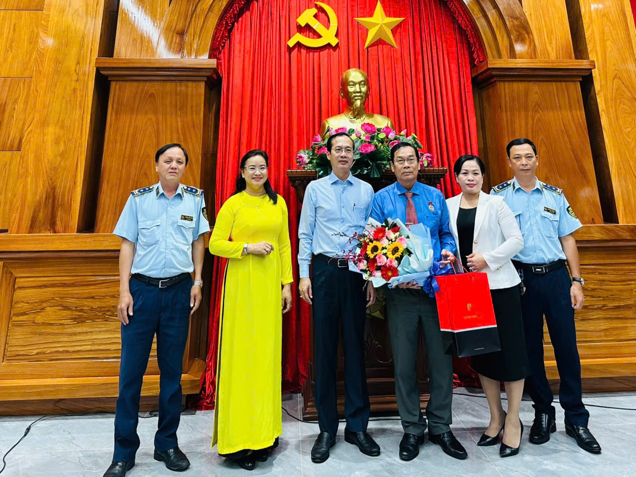 Đồng Tháp: Đồng chí Huỳnh Văn Nguyện vinh dự nhận Huy hiệu 30 năm tuổi Đảng