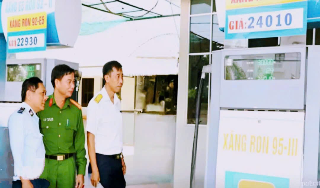 Chi cục Quản lý thị trường tỉnh Trà Vinh tăng cường kiểm tra, giám sát thực hiện hoá đơn điện tử theo tùng lần bán hàng đối với hoạt động bán kẻ xăng dầu trên toàn tỉnh.